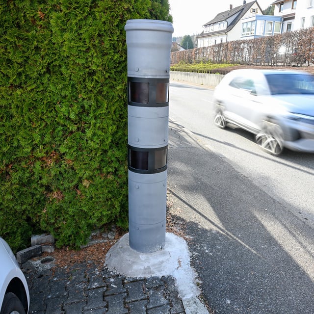 Fiese Blitzer-Masche? Unbekannte kleben gemeine Falle für Autofahrer