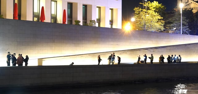 Einsatzkräfte der Polizei stehen vor dem Humboldt-Forum am Ufer der Spree. Erneut kam es hier zu einem Angriff