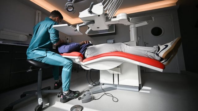 La dérégulation du secteur des centres de santé en 2009 (loi Bachelot) puis en 2018 a facilité l'émergence de centres de santé aux pratiques douteuses, voire frauduleuses, en particulier dans le domaine du dentaire et de l'ophtalmologie.