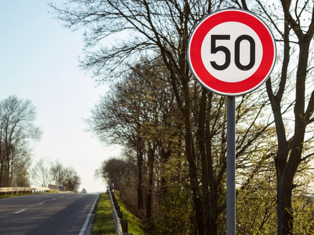 Ein Unbekannter hat in Freudenberg ein Verkehrsschild manipuliert (Symbolbild)  