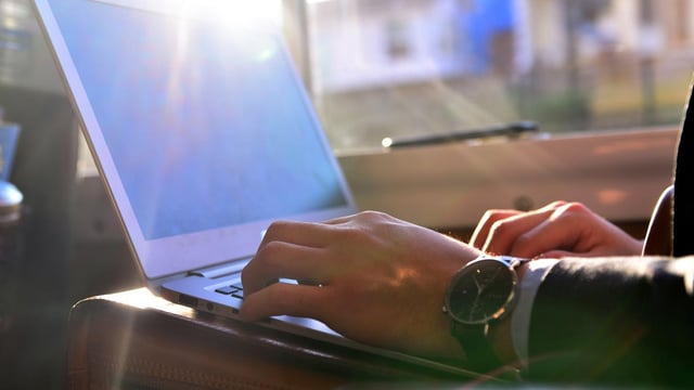 Depuis la parution de la vidéo, des dizaines d’internautes auraient envoyé des messages privés à Miloud pour s’indigner de son indiscrétion. Le jeune homme rejette la faute sur l’inattention des collaborateurs de l’entreprise.