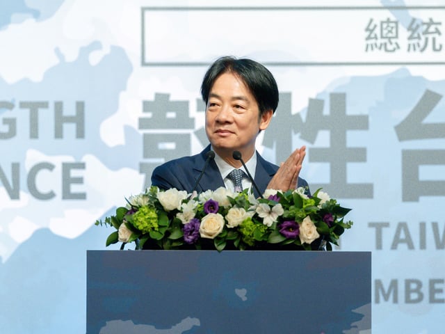 TAIPÉI (TAIWÁN), 20/09/2025.- El presidente de Taiwán, William Lai, interviene en la apertura del Foro Internacional de Taiwán Resiliente para una Democracia Sostenible, en Taipéi (Taiwán) este sábado. Si China inicia una invasión militar a gran escala de Taiwán, "cualquier afirmación de que el Gobierno se ha rendido o de que la nación ha sido derrotada es falsa", aseguró este sábado Lai, en un contexto de crecientes tensiones entre Taipéi y Pekín. EFE/ Wang Yu Ching/oficina presidencial de Taiwán /***SOLO USO EDITORIAL/SOLO DISPONIBLE PARA ILUSTRAR LA NOTICIA QUE ACOMPAÑA (CRÉDITO OBLIGATORIO)***