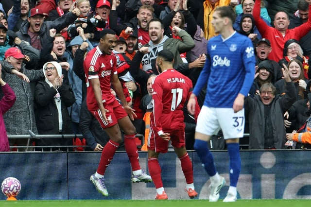 Ryan Gravenberch (G) et Mohamed Salah (C) célèbrent un but inscrit par Liverpool contre Everton, en Premier league, le 20 septembre 2025 à Anfield