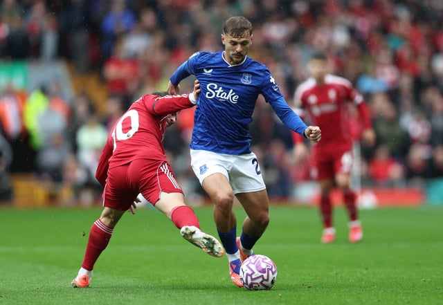 Soccer Football - Premier League - Liverpool v Everton - Anfield, Liverpool, Britain - September 20, 2025 Liverpool's Alexis Mac Allister in action with Everton's Kiernan Dewsbury-Hall REUTERS/David Klein