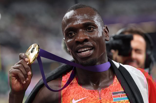 World Athletics Championships Tokyo 2025 - Men's 800m Final - Japan National Stadium, Tokyo, Japan - September 20, 2025 Kenya's Emmanuel Wanyonyi celebrates with his medal and national flag after winning gold REUTERS/Kim Kyung-Hoon
