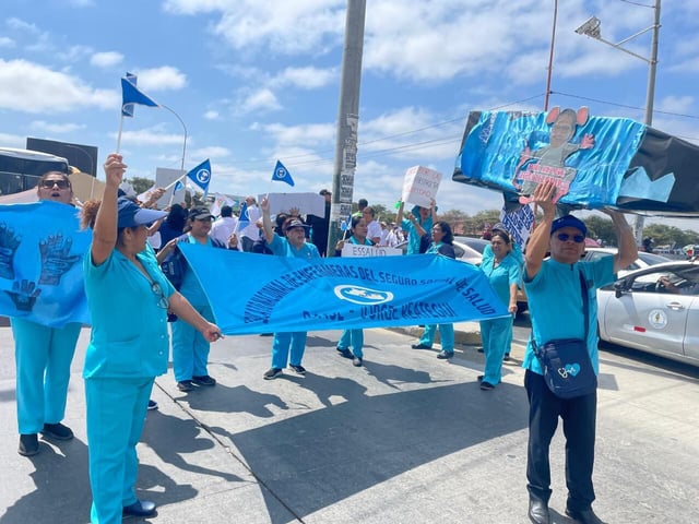 Enfermeras salen a marchar por las calles de Piura