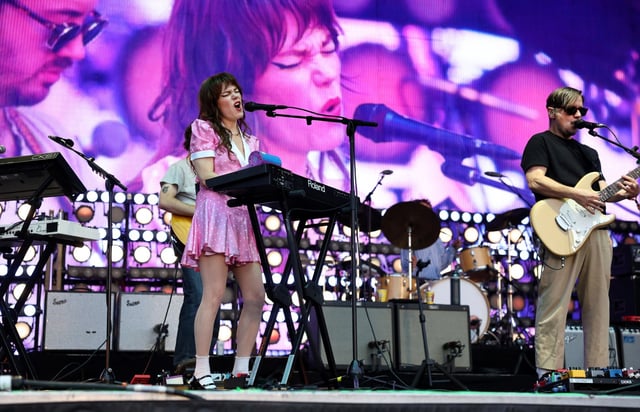 Jenny Lewis leads Rilo Kiley at Riot Fest in Chicago’s Douglass Park on Friday, Sept. 19, 2025.  (Chris Sweda/Chicago Tribune)