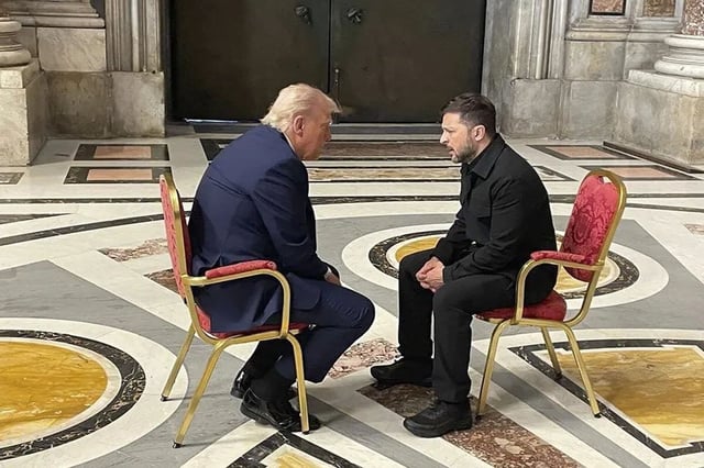 Imagen de archivo del encuentro que mantuvieron en el Vaticano el presidente ucraniano Volodymyr Zelensky y el mandatario estadounidense, Donald Trump. EFE/EPA/Foreign Affair Ministr