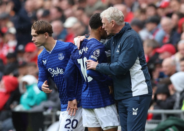 Soccer Football - Premier League - Liverpool v Everton - Anfield, Liverpool, Britain - September 20, 2025 Everton's Tyler Dibling comes on as a substitute to replace Everton's Iliman Ndiaye as Everton manager David Moyes reacts REUTERS/David Klein