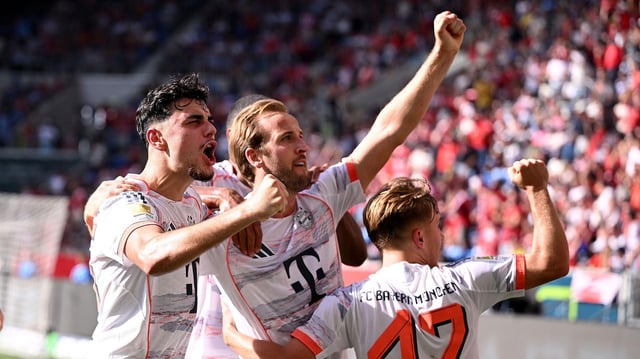 Aleksandar Pavlovic (l.) und Harry Kane jubeln 