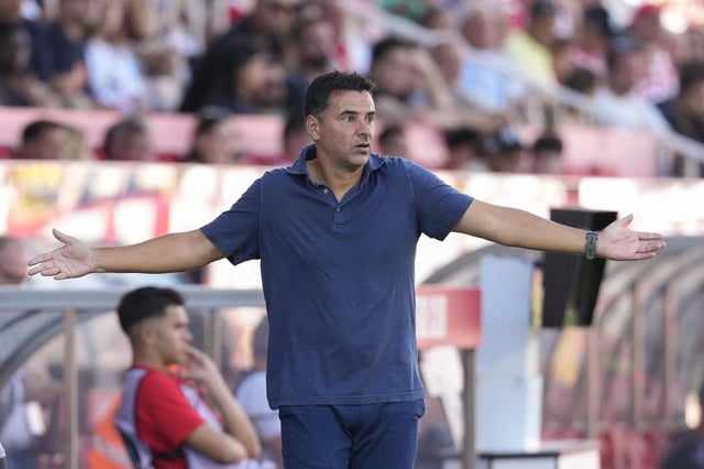 Míchel Sánchez se lamenta en una jugada del Girona-Levante.