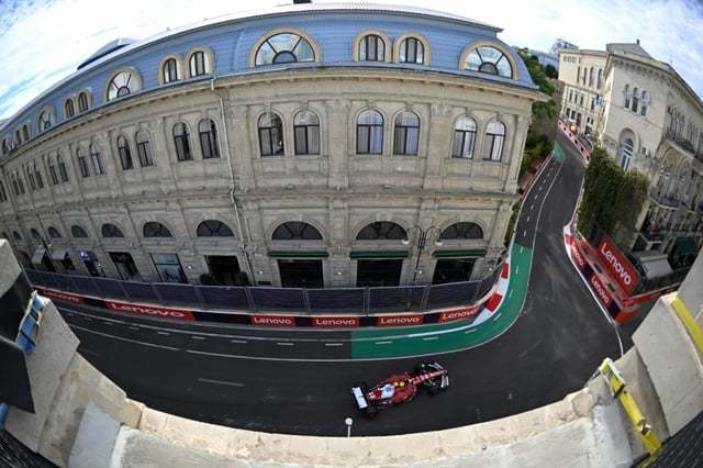 Le pilote britannique Lewis Hamilton pilote sa Ferrari lors des qualifications du Grand Prix d'Azerbaïdjan sur le circuit de Bakou le 20 septembre 2025.