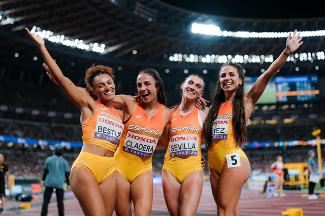 Esperança Cladera, segunda por la izquierda, junto a sus compañeras del 4x100 en Tokio.