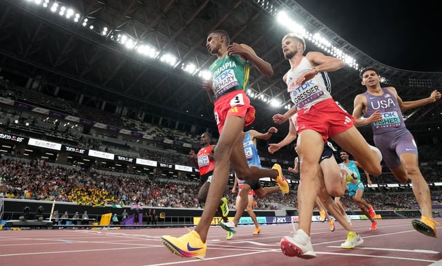 Au stade national du Japon, le 19 septembre 2025, l'Ethiopien Biniam Mehary franchit la ligne pour remporter la première manche du 5 000 m devant le Français Jimmy Gressier.