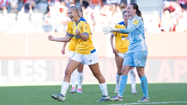 Die Spielerinnen von Jena Steffi Schmid (20 Jena) , Hannah Etzold (13 Jena) feiern das Unentschieden beim Google Pixel Frauen Bundesligaspiel FC Bayern München - FC Carl Zeiss Jena