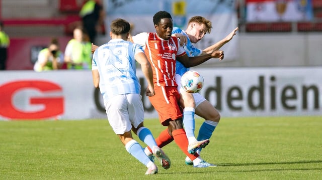 Benjika Caciel 8, FC Rot-Weiß Erfurt, gegen Johannes Pistol 18, Chemnitzer FC, in Aktion.