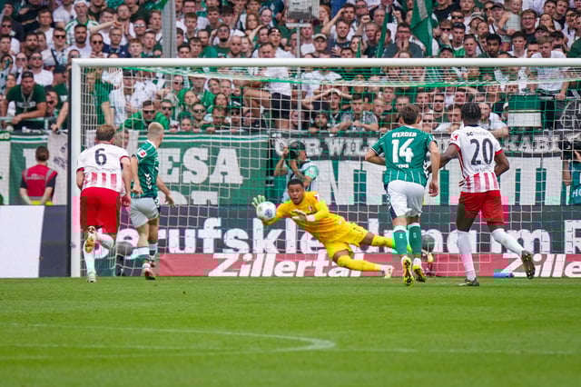 Freiburgs Torwart Noah Atubolu pariert in Bremen einen Elfmeter – sein fünfter gehaltener Strafstoß in Folge.