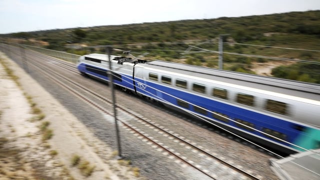 la SNCF s'est fendu d'un commentaire ironique sous la vidéo de Miloud Lahmar : "On a pourtant dit 'passez vos appels téléphoniques depuis les plateformes."