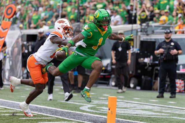Dakorien Moore #1 of the Oregon Ducks runs for a touchdown during the second quarter against the Oklahoma State Cowboys at Autzen Stadium on September 6, 2025 in Eugene, Oregon.