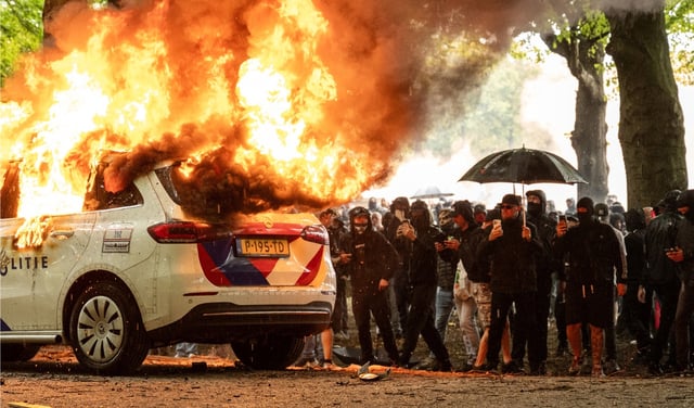 Protesta antinmigración en Países Bajos causa graves disturbios, patrullas incendiadas y ataques a sede en La Haya