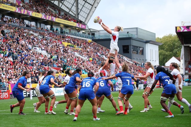 Rosie Galligan récupère un ballon sur une touche, lors du match entre la France et l'Angleterre, ce samedi à Bristol.