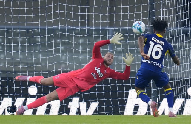 Soccer Football - Serie A - Hellas Verona v Juventus - Stadio Marcantonio Bentegodi, Verona, Italy - September 20, 2025 Hellas Verona's Gift Orban scores their first goal from the penalty spot REUTERS/Matteo Ciambelli
