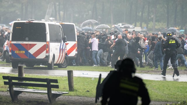 Vermummte Demonstranten und Einsatzkräfte