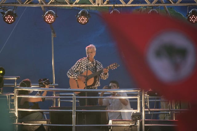 Caetano Veloso anuncia show em Copacabana e convoca ato contra a anistia.