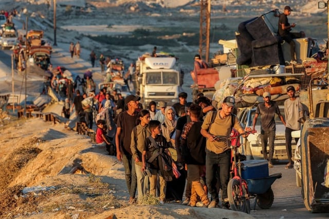 Palestinos desplazados que evacúan la ciudad de Gaza hacia el sur se desplazaban a pie y en vehículo por la carretera costera de Nuseirat, en el centro de la Franja de Gaza, el 13 de septiembre de 2025. El ejército israelí declaró el 13 de septiembre que más de 250.000 personas habían huido de la ciudad de Gaza desde que Israel intensificó sus ataques. Foto: AFP