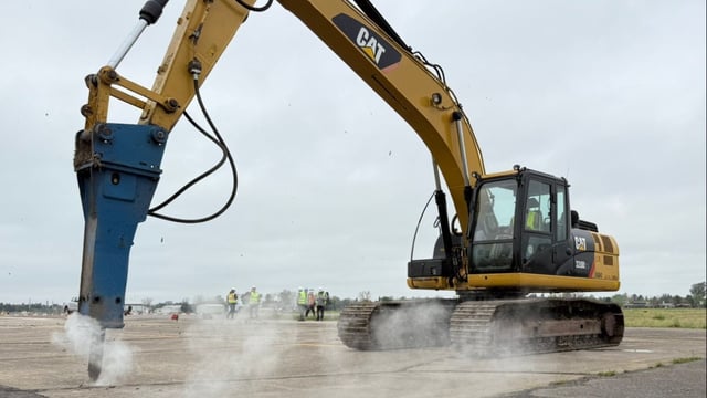 Las máquinas ya comenzaron a demoler la cabecera sur de la pista de aterrizaje del Aeropuerto Internacional de Rosario.
