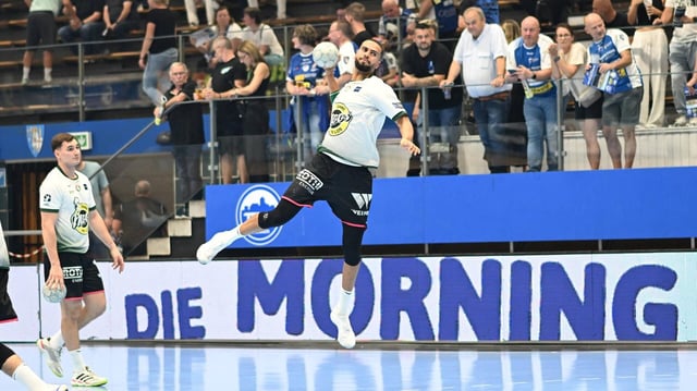 Max Beneke (9; ThSV Eisenach) wirft den Ball vor dem Spiel ThSV Eisenach gegen HSG Wetzlar DAIKIN