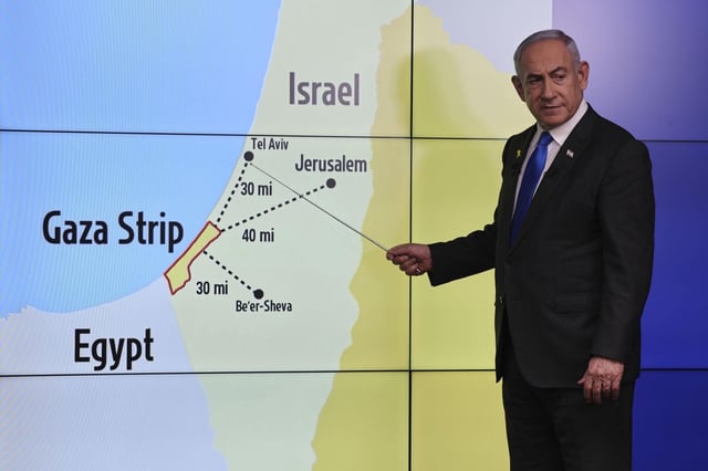 Jerusalén, 4 de septiembre de 2024. El primer ministro israelí, Benjamin Netanyahu, gesticula frente a un mapa durante una rueda de prensa en la oficina gubernamental de prensa.