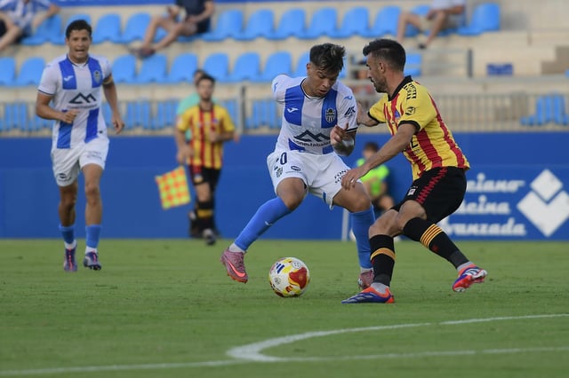 Bejarano intenta regatear a un jugador del Sant Andreu en el encuentro del sábado.