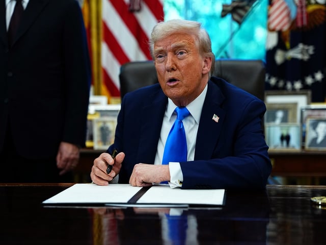 Washington (United States), 20/09/2025.- United States President Donald J Trump speaks to the media in the Oval Office of the White House in Washington, DC, USA, 19 September 2025. In his remarks, the president discussed the looming government shutdown and his two-hour discussion with President Xi of China concerning TikTok. (Estados Unidos) EFE/EPA/Aaron Schwartz / POOL