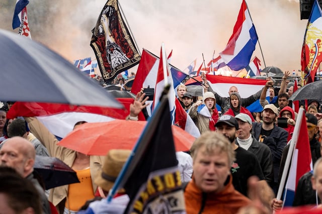 Demonstranten protestieren gegen die Migrationspolitik der niederländischen Regierung
