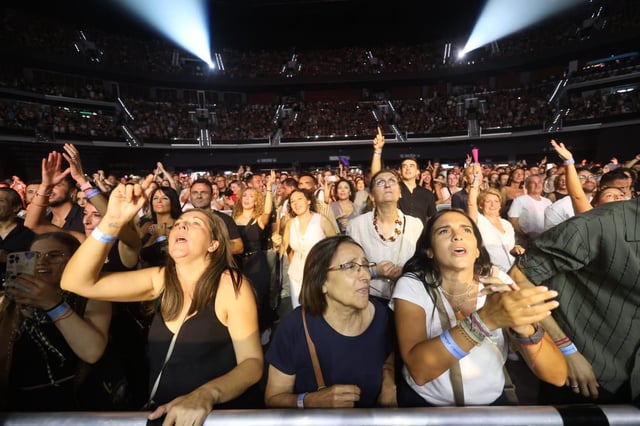 Manuel Carrasco arrebata en su concerto del Roig Arena: todas las imágenes
