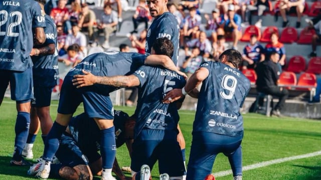 Con un gol del paraguayo, Alex Arce los Azules igualan en Santa Fe frente al puntero. 