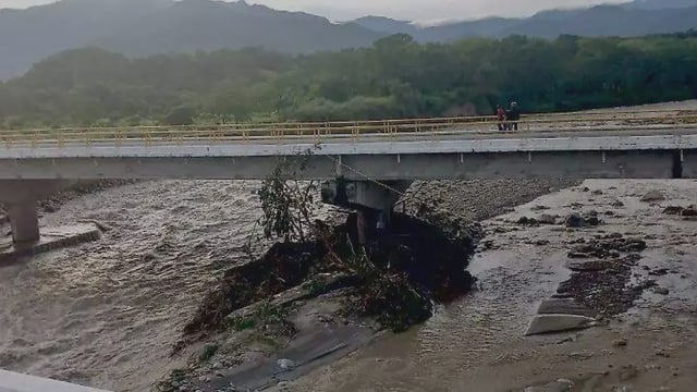 Las fuertes lluvias provocaron el colapso de dos puentes en el tramo Mapastepec, dejando incomunicadas a varias comunidades