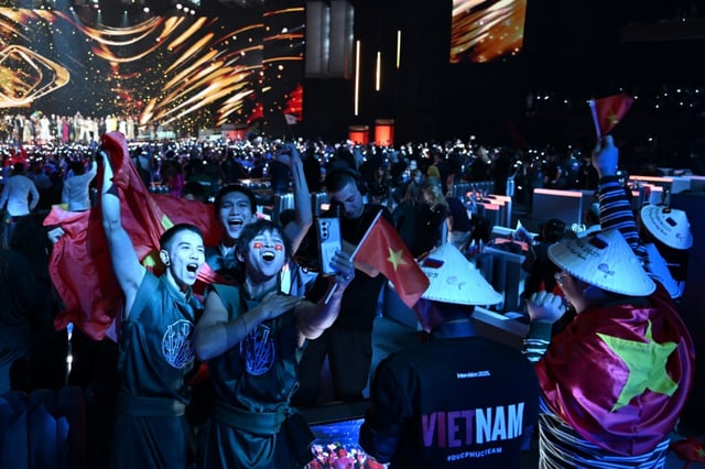 Les soutiens du chanteur vietnamien Duc Phuc célèbrent sa victoire au Concours Intervision à la Live Arena de Moscou en Russie, le 21 septembre 2025