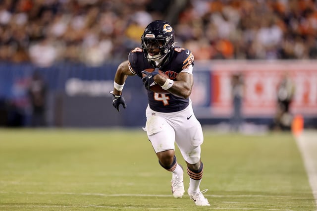 CHICAGO, ILLINOIS - SEPTEMBER 08: D'Andre Swift #4 of the Chicago Bears runs with the ball during the game against the Minnesota Vikings at Soldier Field on September 08, 2025 in Chicago, Illinois.