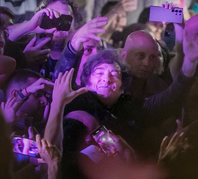 Javier Milei entre la gente, durante el acto en Parque Sarmiento, en la ciudad de Córdoba
