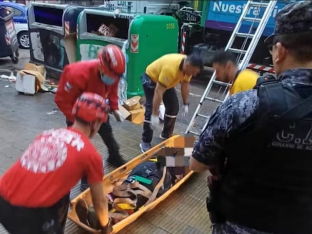 Un hombre en situación de calle quedó atrapado en un camión de basura.