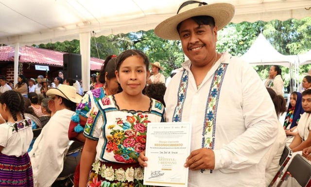 Distinguen a 64 artesanos michoacanos por más de 25 años de trayectoria