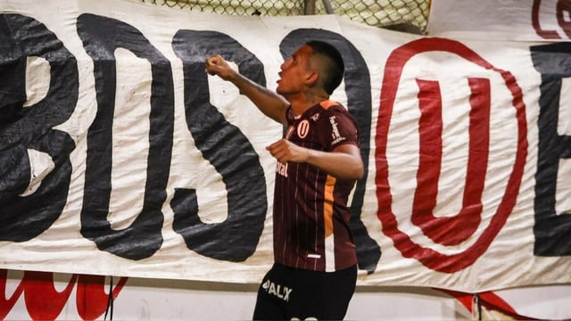 Alex Valera celebra su gol con Universitario.
