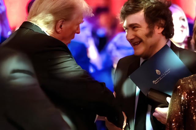 Donald Trump saluda a Javier Milei durante su último encuentro