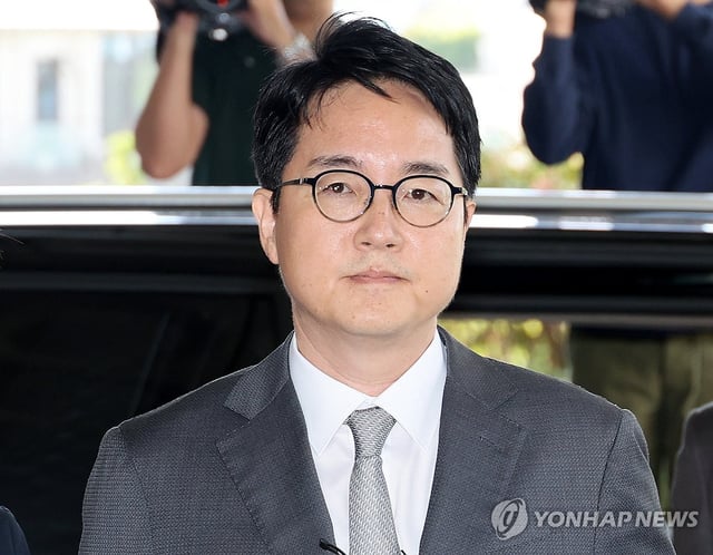Former Prosecutor General Shim Woo-jung appears for questioning over former President Yoon Suk Yeol's martial law bid at the Seoul High Prosecutors Office on Sept. 21, 2025. (Yonhap)