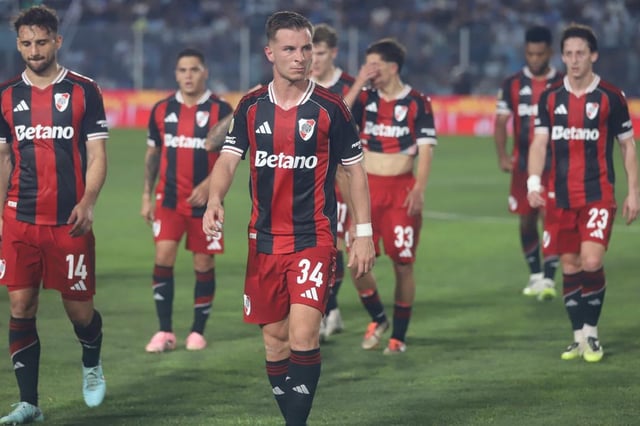 Gestos de preocupación en los jugadores de River durante la derrota en Tucumán ante Atlético