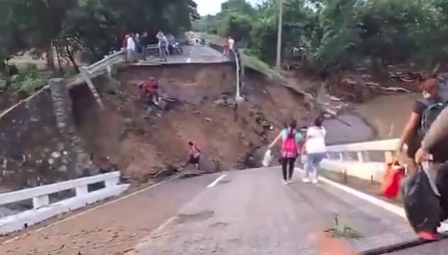 Colapsa puente en Mapastepec y deja varados a cientos en la costa de Chiapas: lluvias provocan derrumbes, inundaciones y cortes de energía. / Captura de pantalla tomada de X (Alerta Chiapas).