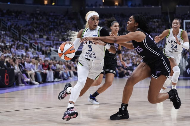 Minnesota Lynx guard DiJonai Carrington (3) moves the ball while defended by Golden State Valkyries forward Monique Billings (25) during the first half of Game 2 in the first round of the WNBA basketball playoffs Wednesday, Sept. 17, 2025, in San Jose, Calif. (AP Photo/Godofredo A. Vásquez)