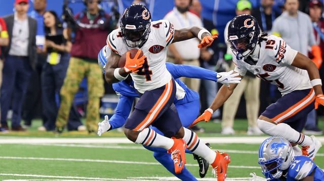 Sep 14, 2025; Detroit, Michigan, USA; Chicago Bears running back D'Andre Swift (4) carries the ball against the Detroit Lions during the first quarter at Ford Field. Mandatory Credit: David Reginek-Imagn Images